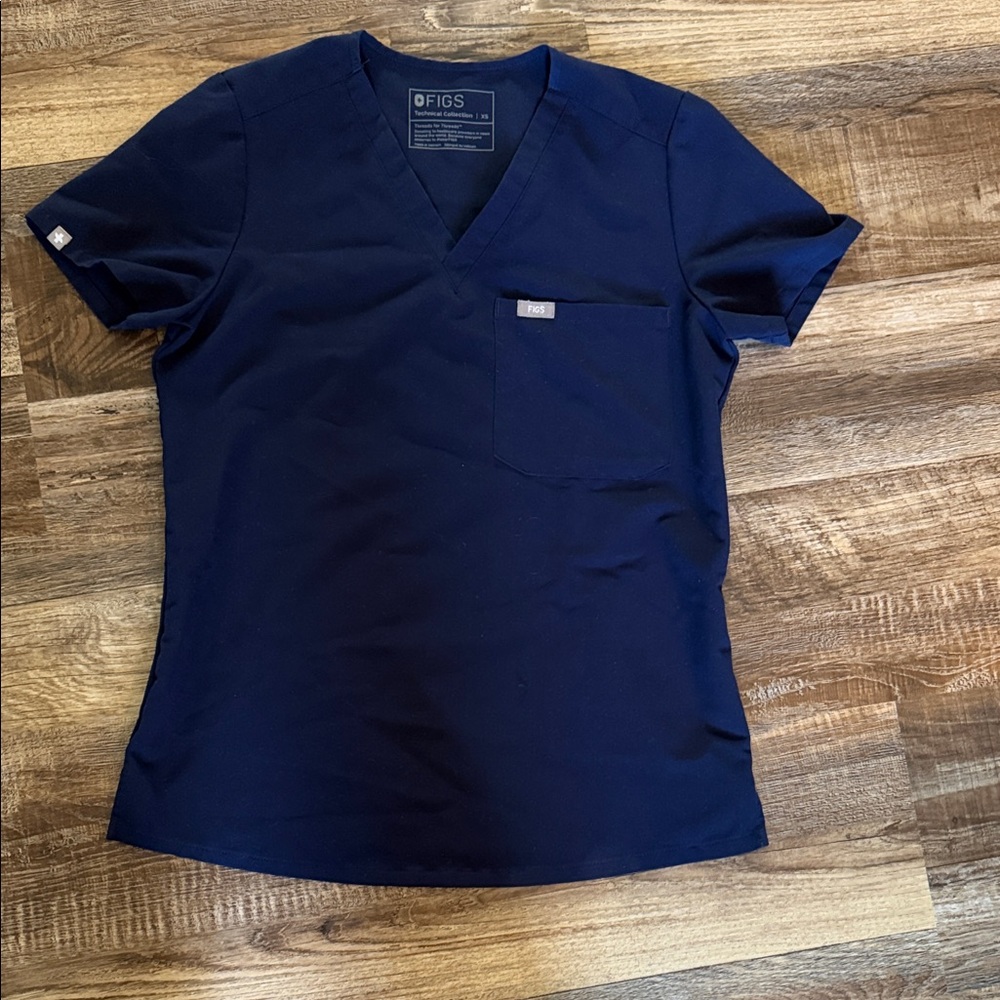 Figs Women's Short Sleeve Scrub Top in Navy